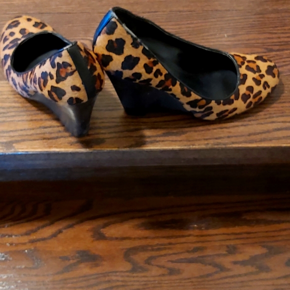 SOLD..Leopard print wedge heel shoes - Picture 4 of 9
